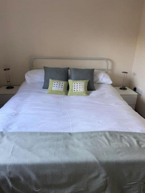 One Bedroom Bungalow No1 - Secure Gated Parking